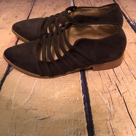 NWOB strap front point toe shoes - Picture 5 of 8